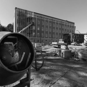 lavori all'Università Cattolica di Brescia con betoniera cemento speciale, foto in bianco e nero