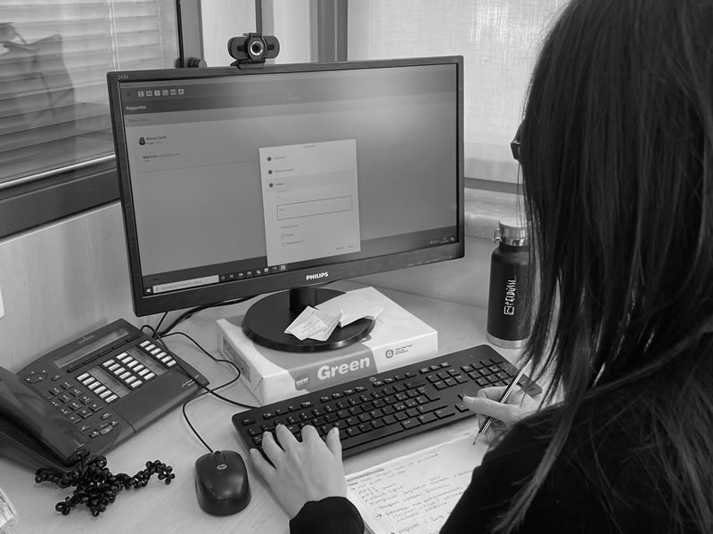 ragazza al computer foto in bianco e nero